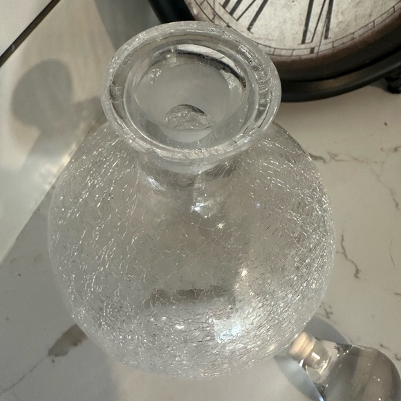 Crackled clear glass round globe decanter with crystal  closure stopper - Picture 7 of 7
